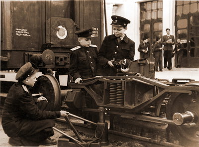 !!-W1948- tth-1890_Харьков, Юные железнодорожники ремонтируют тележку вагона.jpg